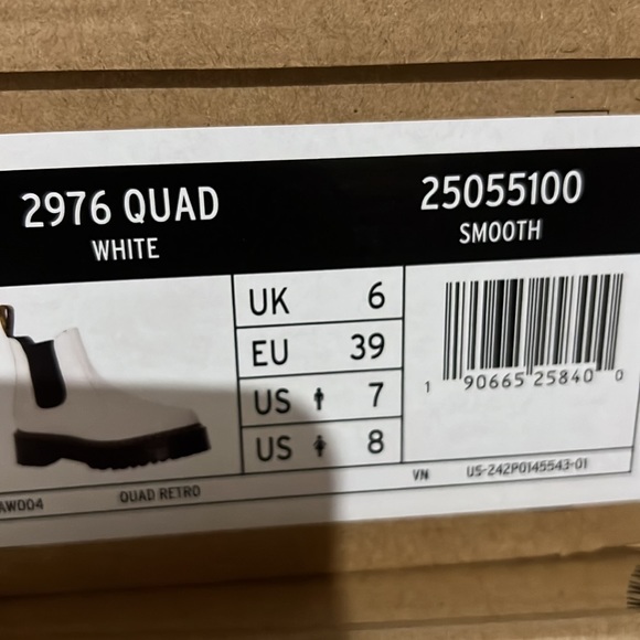 Dr. Martens 2976 Quad Smooth Leather Platform Chelsea Boot - Picture 6 of 8